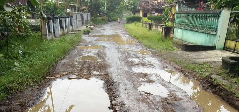  Warga Desak Pemkab Pandeglang Perbaiki Jalan Wirasinga