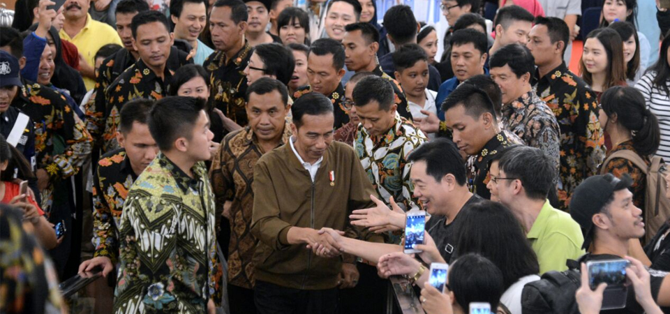  Presiden Menikmati Suasana Malam Kota Bandung
