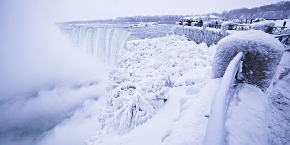  Air Terjun Niagara Membeku, Suhu Angin Turun Hingga Minus 67 ° C