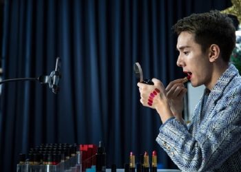 Pria China Generasi Pasca 95 Royal Belanja Produk Kosmetik dan Kecantikan