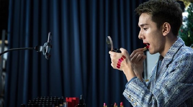 Pria China Generasi Pasca 95 Royal Belanja Produk Kosmetik dan Kecantikan