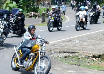 Presiden Naik Motor Tinjau Padat Karya di Sukabumi