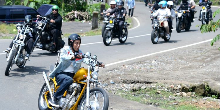 Presiden Naik Motor Tinjau Padat Karya di Sukabumi