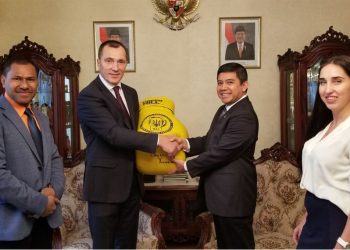 Sarung Tinju Raksasa untuk Indonesia dari Ukrainian Boxing Federation