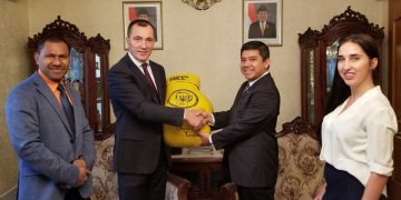 Sarung Tinju Raksasa untuk Indonesia dari Ukrainian Boxing Federation