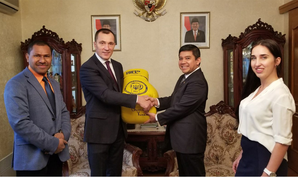  Sarung Tinju Raksasa untuk Indonesia dari Ukrainian Boxing Federation