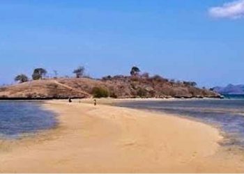 Pantai Lariti NTT dengan Jembatan Pasirnya