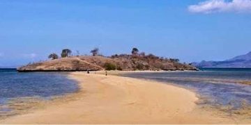 Pantai Lariti NTT dengan Jembatan Pasirnya