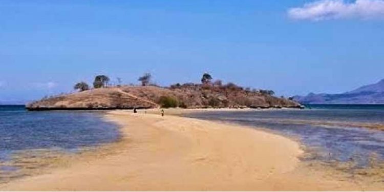 Pantai Lariti NTT dengan Jembatan Pasirnya