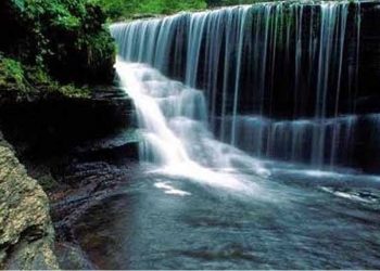 Jalan Berkelok ke Air Terjun Bantimurung
