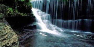 Jalan Berkelok ke Air Terjun Bantimurung