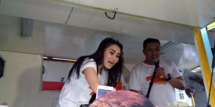 Ayu Ting Ting Jualan Dimsum dan Martabak