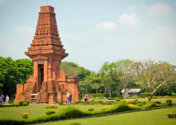 Bayang Misteri Candi Bajang Ratu