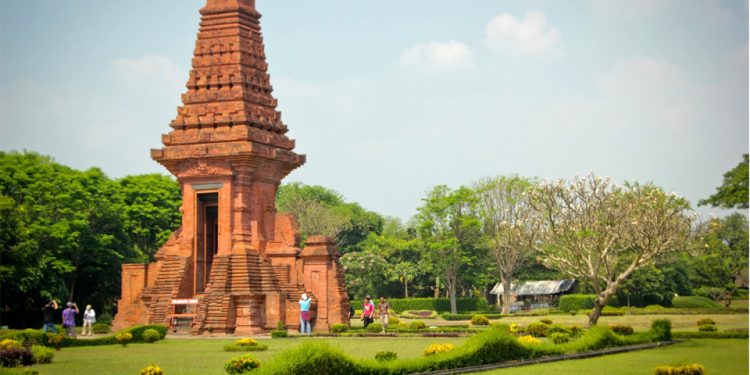 Bayang Misteri Candi Bajang Ratu