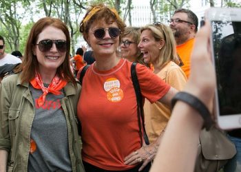 Aktris Julianne Moore dan Susan Sarandon ikut demo tolak kekerasan senjata