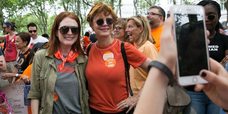 Aktris Julianne Moore dan Susan Sarandon ikut demo tolak kekerasan senjata