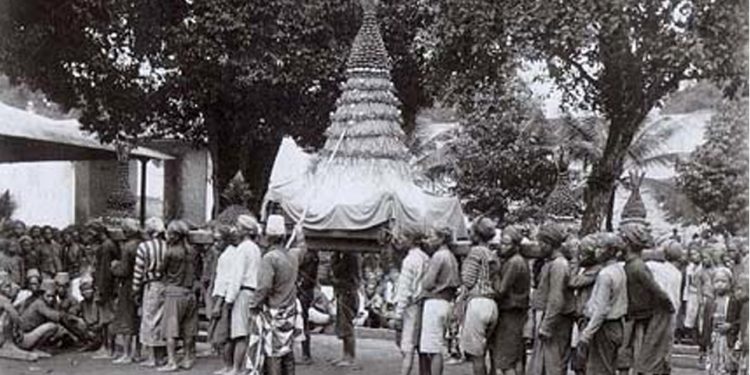 Mari Berebut Gunungan di Keraton Yogya