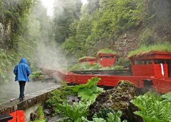 Amazing! Kolam Air Panas Ini Mirip Negeri Dongeng