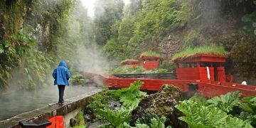 Amazing! Kolam Air Panas Ini Mirip Negeri Dongeng