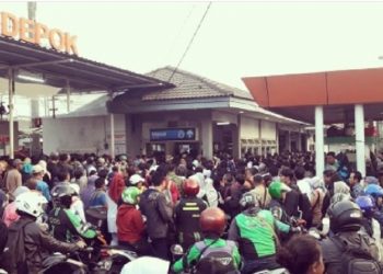 Traksaksi e-ticketing error, puluhan ribu penumpang KRL antri karcis kertas