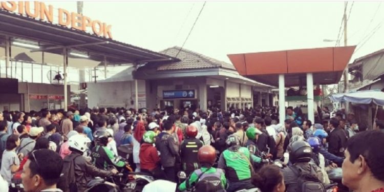Traksaksi e-ticketing error, puluhan ribu penumpang KRL antri karcis kertas