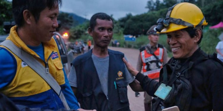 Pemain sepakbola anak-anak yang terperangkap di gua Thailand akhirnya diselamatkan