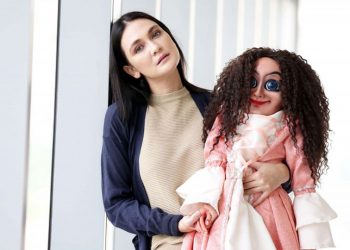 Luna Maya Dikubur Dalam Pasir