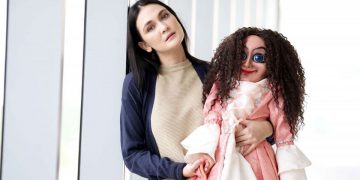 Luna Maya Dikubur Dalam Pasir