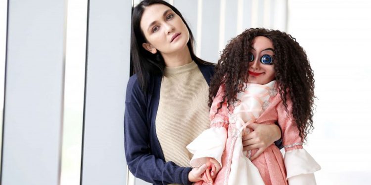 Luna Maya Dikubur Dalam Pasir