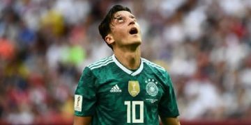 Dikambinghitamkan, Özil diminta tinggalkan skuad nasional Jerman