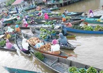 Suatu Pagi di Pasar Terapung Sungai Barito