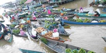 Suatu Pagi di Pasar Terapung Sungai Barito