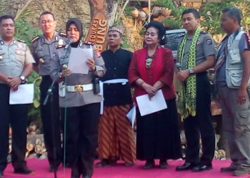 Ketika Polwan “Menjadi” Sastrawan
