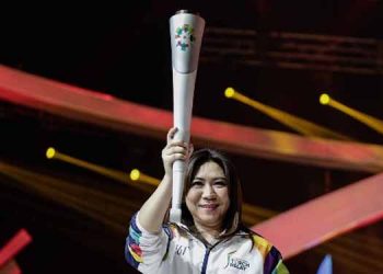 Susi Susanti Bawa Obor Asian Games dari New Delhi India