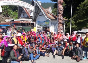Rombongan Asal Bogor Sambangi Danau Toba