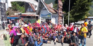Rombongan Asal Bogor Sambangi Danau Toba