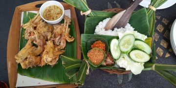 Ingkung Ayam di Rerimbunan Pandan