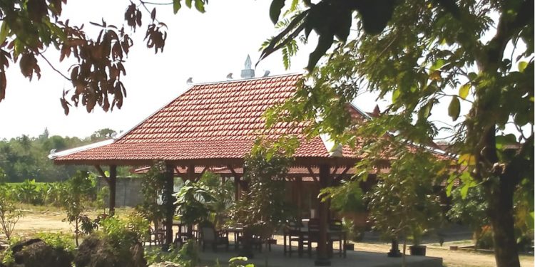 Eksotisme Rumah Kayu “Lawasan”