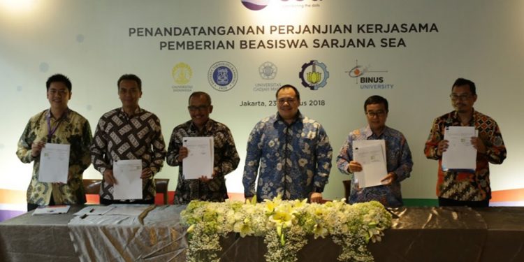 Sea Salurkan Beasiswa Bermitra dengan Lima Universitas