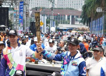 Lautan Manusia Sambut Pawai Obor Asian Para Games di Jakarta