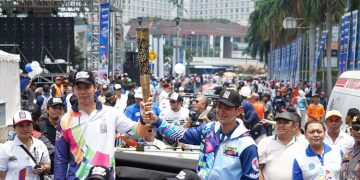Lautan Manusia Sambut Pawai Obor Asian Para Games di Jakarta