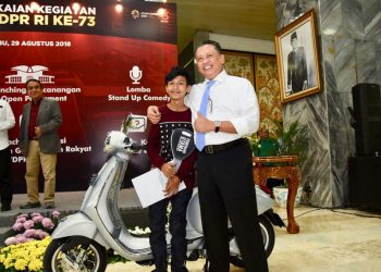 Juara Lomba ‘Kritik DPR’ Aji  Gondol Hadiah Vespa  dan Uang Rp 25 Juta