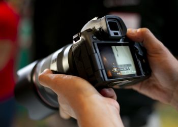 Kamera Full Frame Perlukah?