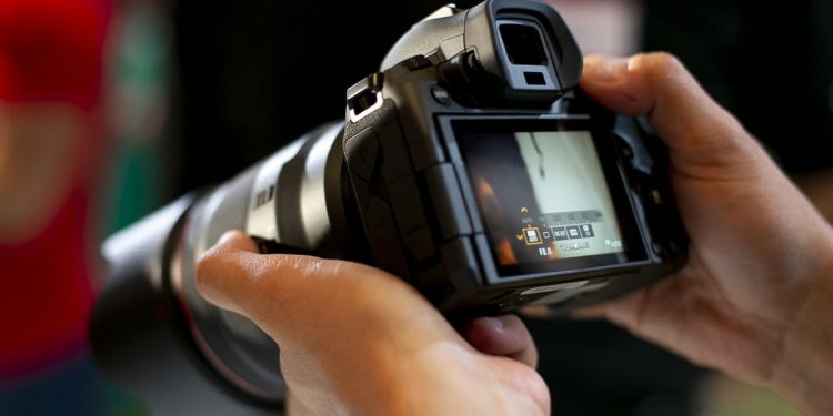 Kamera Full Frame Perlukah?