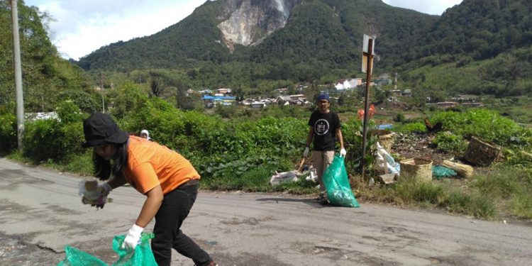 Masyarakat Sekitar Lembah Sibayak dan RBLS Lakukan Aksi Bersih Sampah