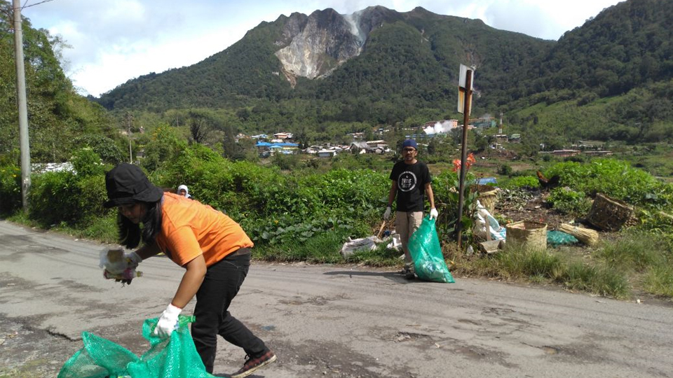  Masyarakat Sekitar Lembah Sibayak dan RBLS Lakukan Aksi Bersih Sampah