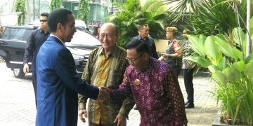 Presiden Jokowi Nikmati Sajian Santap Siang di Restoran Simpang Tiga