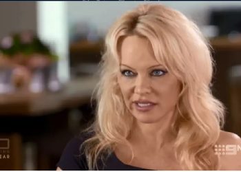 Pamela Anderson Blak-blakan Bicara “Perjuangan Romantisnya” dengan Julian ‘Wikileaks’ Assange