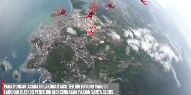 Kado Natal Termanis: Rakyat Papua Miliki 10% Saham PT FI, 50 Santa Claus Terjun di Jayapura