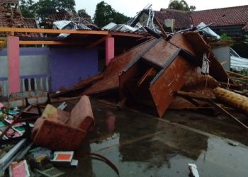 Bogor Didera Puting Beliung, Seorang Pengendara Mobil Tewas Tertimpa Pohon